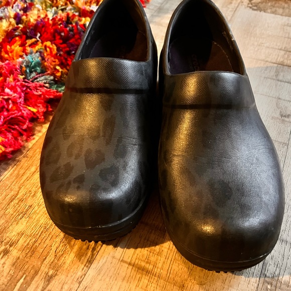 Crocs work shoes size 8 cheetah print - Picture 5 of 5